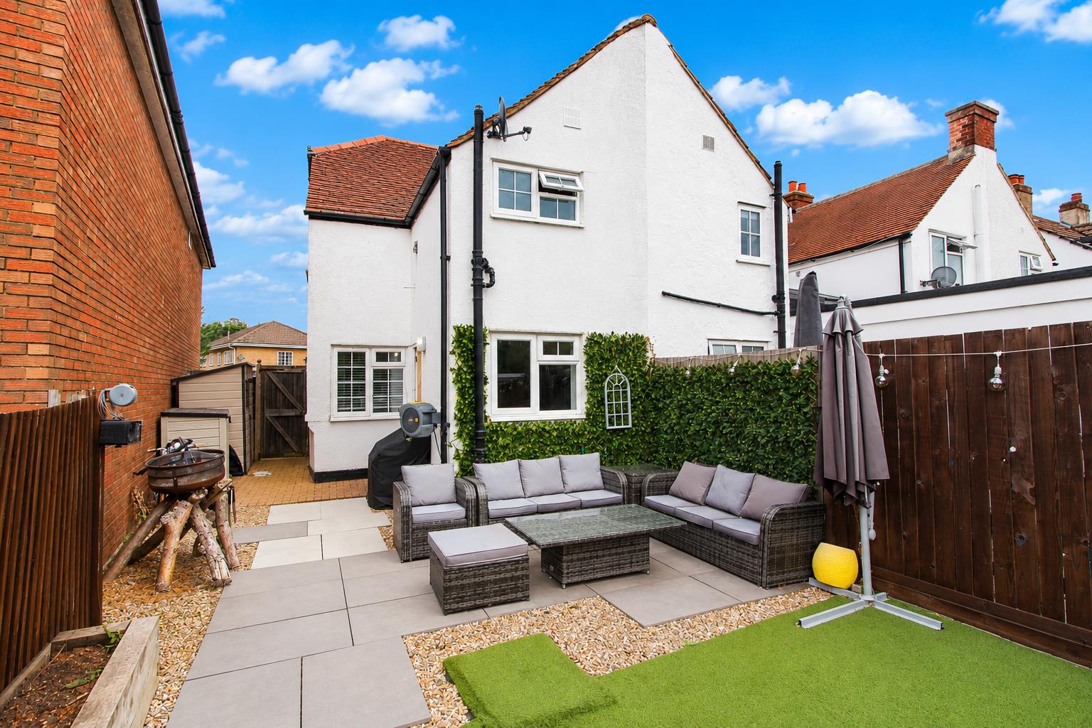 2 bed property in Canons Lane, Tadworth